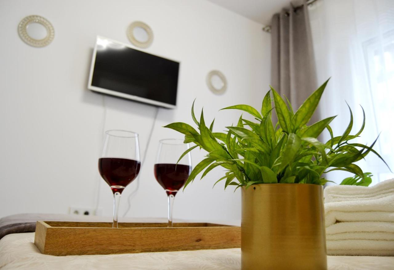 Sunshine - New & Quiet 1Br Apt, Business Area, Close To Airport, Highway A3, Subway บูคาเรสต์ ภายนอก รูปภาพ